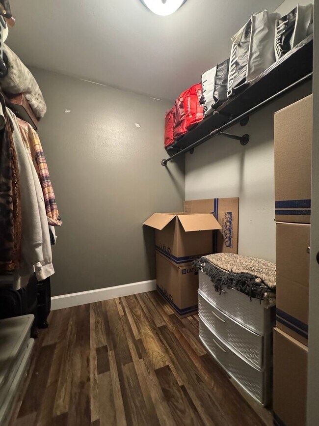 Building Photo - HUGE PET FRIENDLY Rental