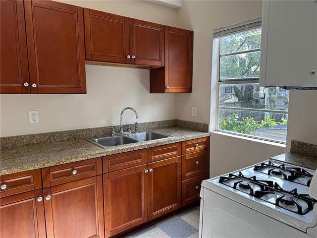 Building Photo - 844 1/2 Roosevelt Place Unit