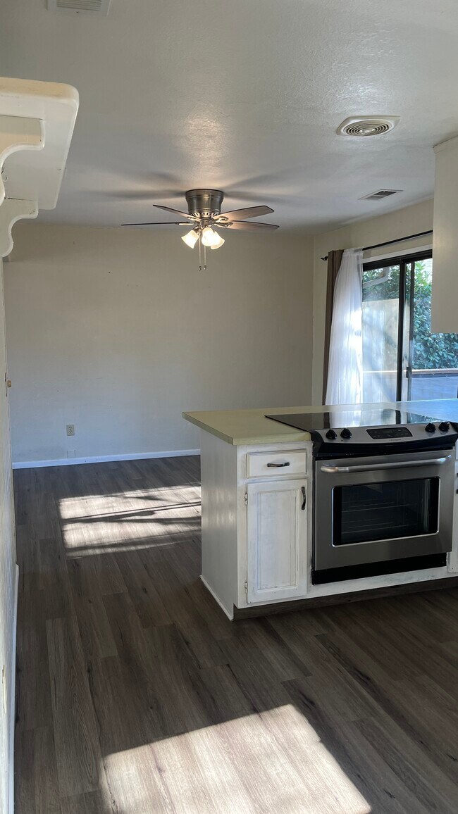 Building Photo - 12003 Lakeshore S