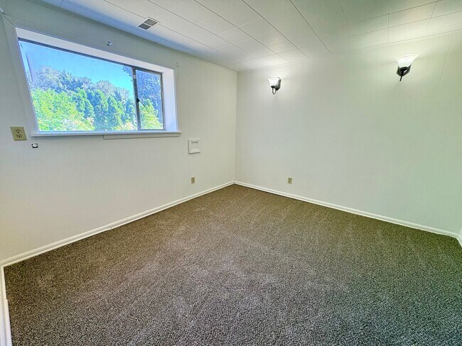 Building Photo - 5 Bed/1.5 Bath Beacon Hill Home with Gorgeous Views!