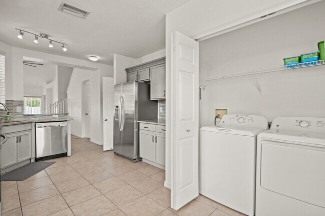 Building Photo - 9720 Carlsdale Dr