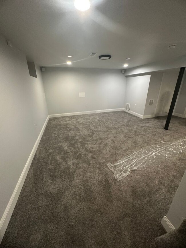 Building Photo - Beautiful newly renovated home in the Midd...