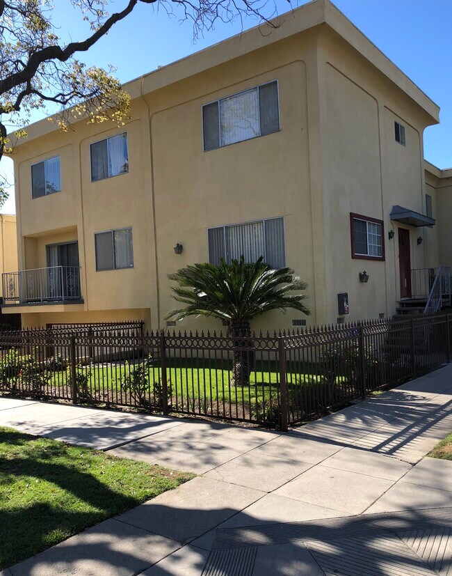 Building Photo - 1724 Arizona Ave