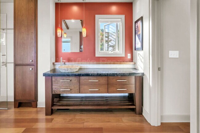 Building Photo - 5940 La Jolla Mesa Dr