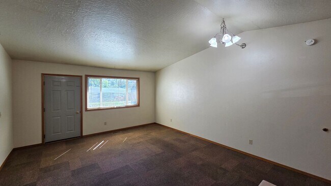 Building Photo - 806 Spartan Dr