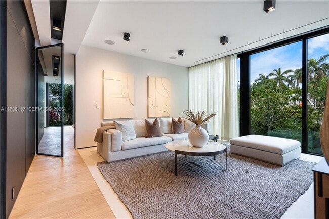 Building Photo - 1369 N Venetian Way