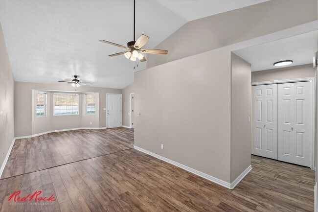 Building Photo - Conveniently Located 3 Bedroom Townhome