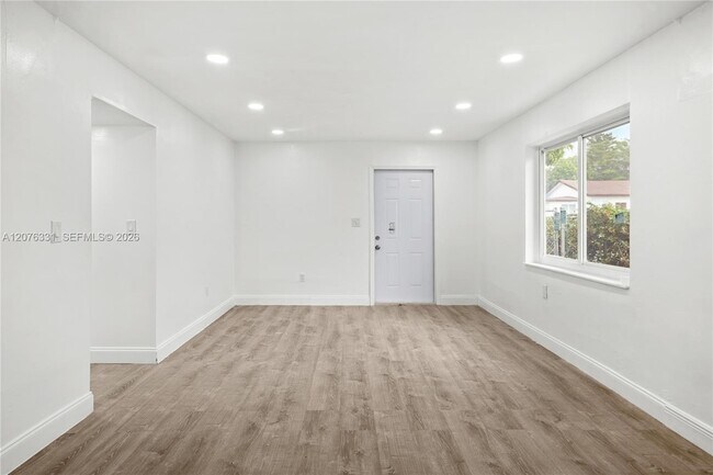 Building Photo - 1701 NW 19th Ave