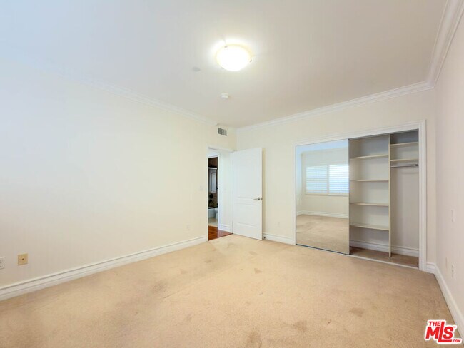 Building Photo - 11692 Darlington Ave