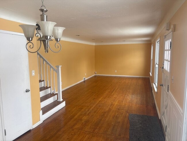 Building Photo - Renovated large home located in Beachwood