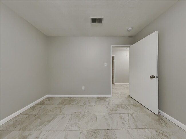 Building Photo - 24507 Fir Ridge Ct
