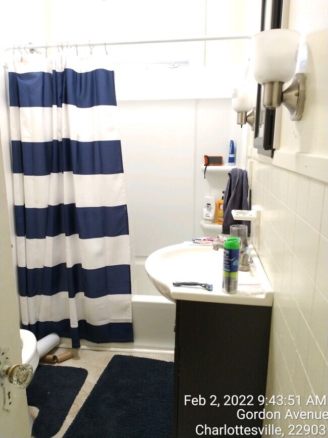 Building Photo - GORDON AVE HEART OF UVA 6 BR, 2 Bath Leasi...