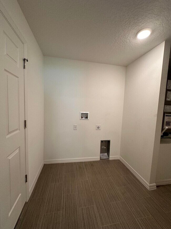 Building Photo - 550 Osmosis Dr