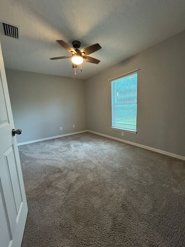 Building Photo - Don't Miss This 4 Bed, 2 Bath Home with Fe...
