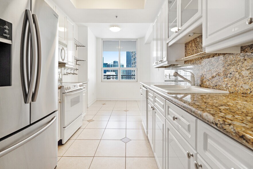 Building Photo - 808 Brickell Key Dr