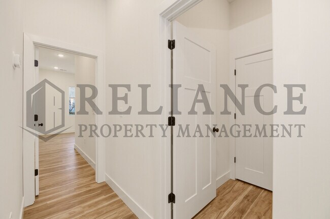 Building Photo - 731 Elmwood St