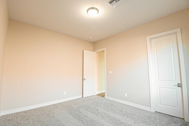 Building Photo - 14839 E 46th Dr