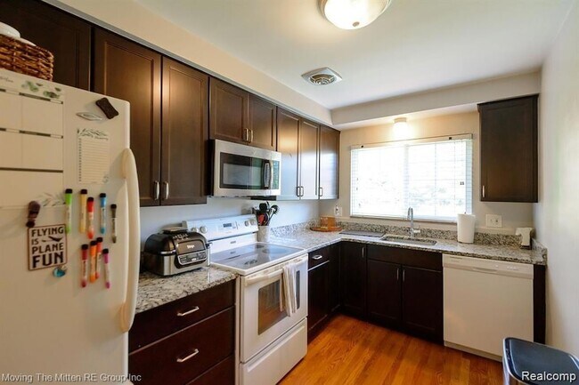 Building Photo - 487 N Eton St