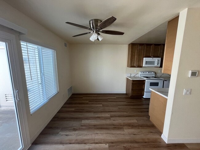 Building Photo - Upgraded, 2BD/2BA in Park Place: 1 Car Gar...
