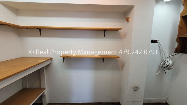 Building Photo - 106 Oak St