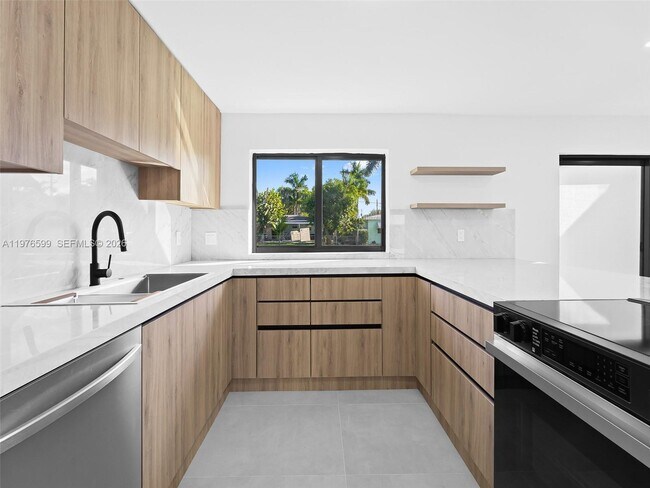 Building Photo - 212 SW 7th St