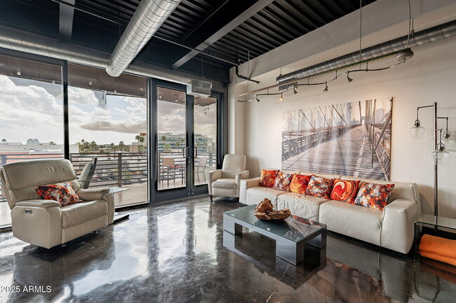 Building Photo - 4020 N Scottsdale Rd