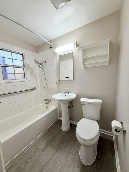 Building Photo - 1542 E Woodbury Rd