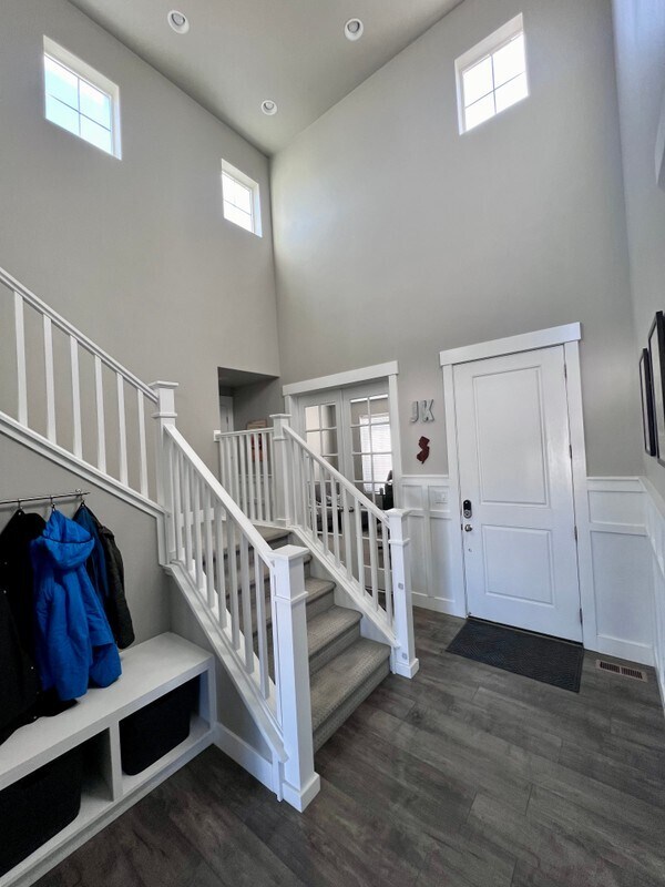 Building Photo - 2422 11730 S