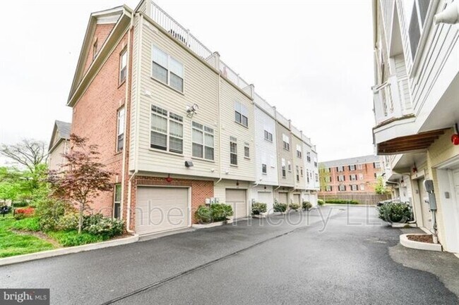 Building Photo - 402 N Thomas St