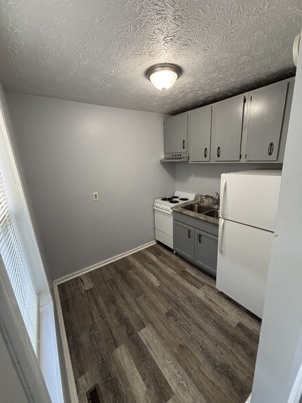 Building Photo - 123 Montmullin St