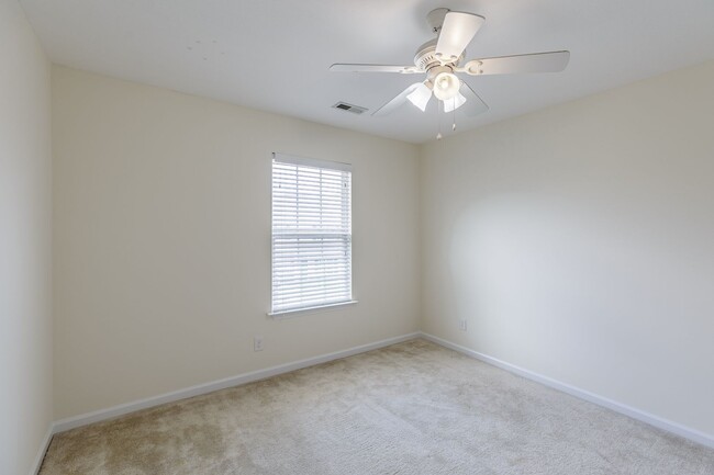 Building Photo - Spacious Townhome in Greensboro NC