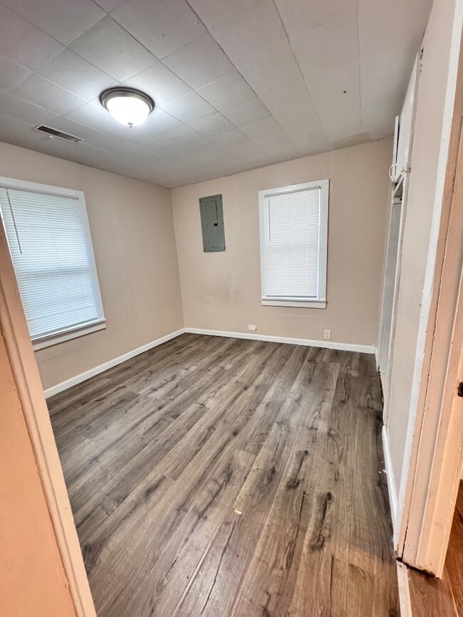 Building Photo - 341 E Henry St