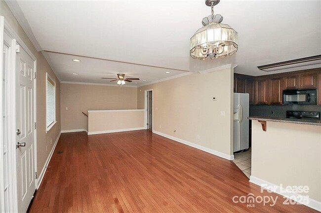 Building Photo - 1005 Rainbow Dr