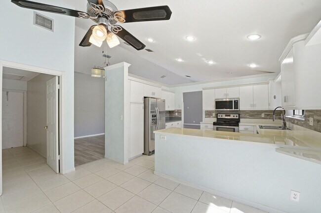 Building Photo - 9284 Laurel Green Dr