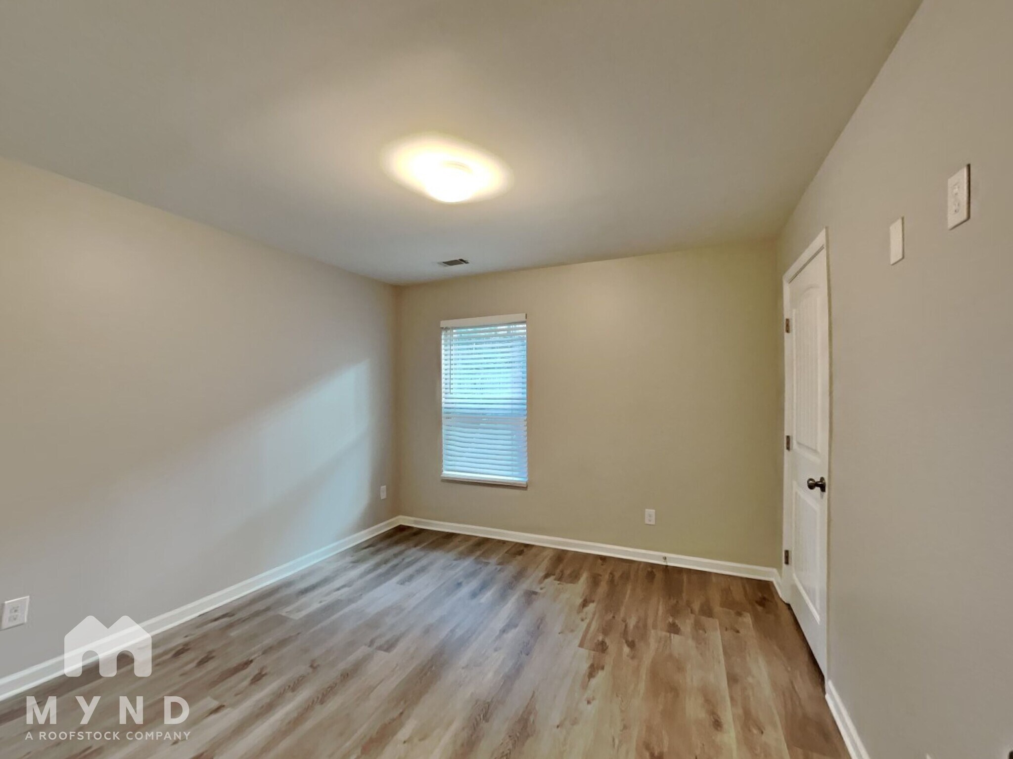 Building Photo - 828 Lake Chase