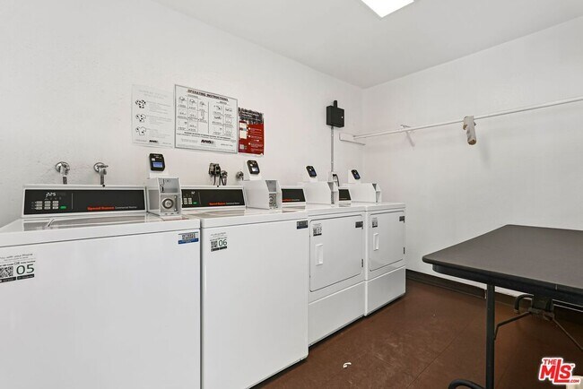 Building Photo - 837 N W Knoll Dr
