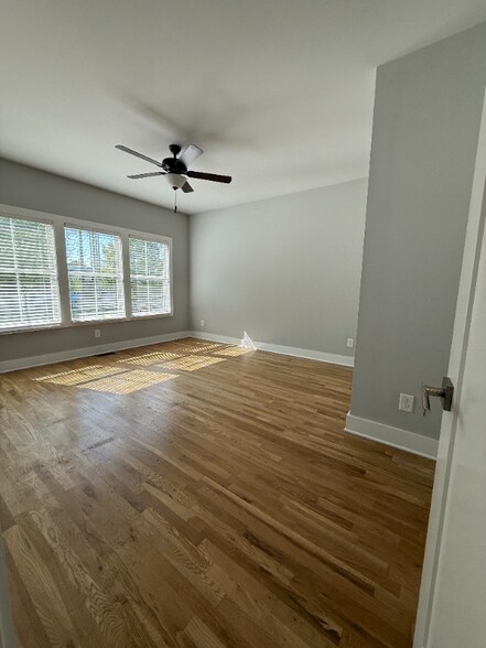 Building Photo - 716 27th Ave N