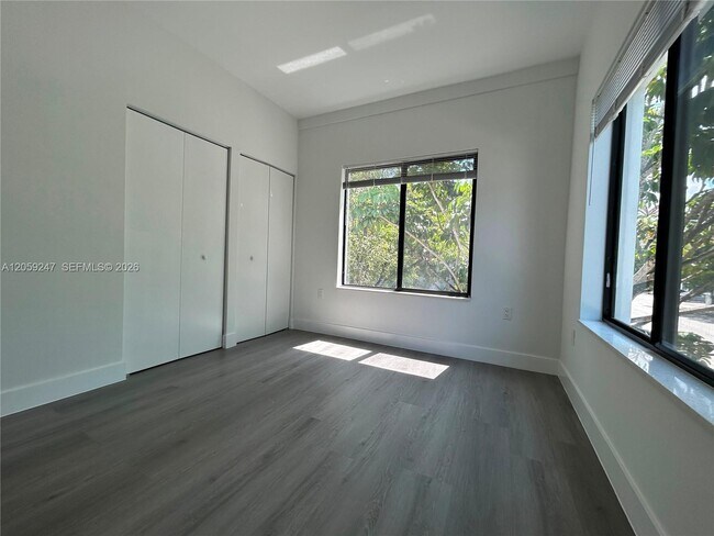 Building Photo - 638 SW 21st Ave
