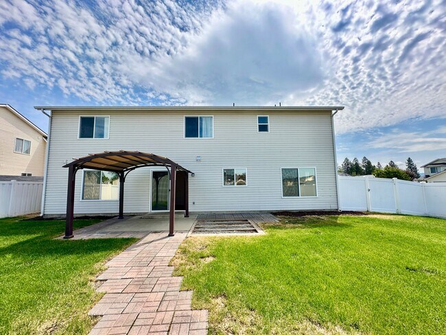 Building Photo - Newly Renovated Expansive Multi story 4 be...