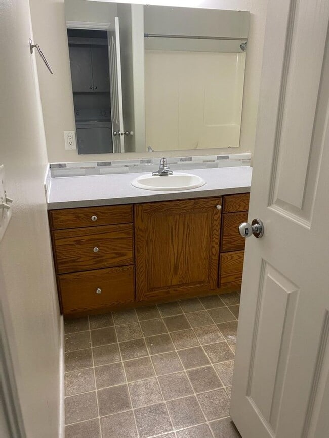 Building Photo - 2 Bed 1 Bath Delmar Condo in Sugar City!