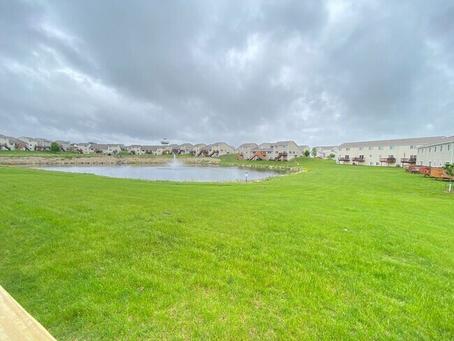 Building Photo - Four bed/2.5 bath townhome for August 2026!