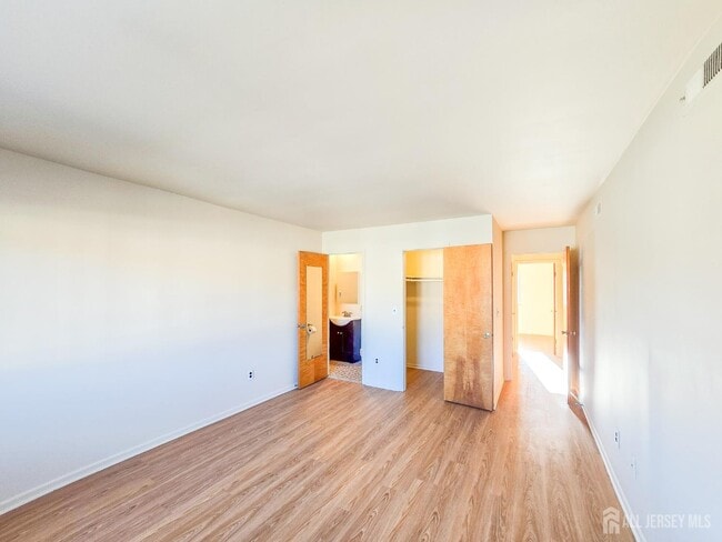 Building Photo - 1302 Bradley Ct