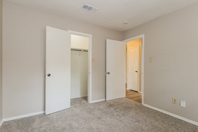 Building Photo - 12627 Day Hollow Ln