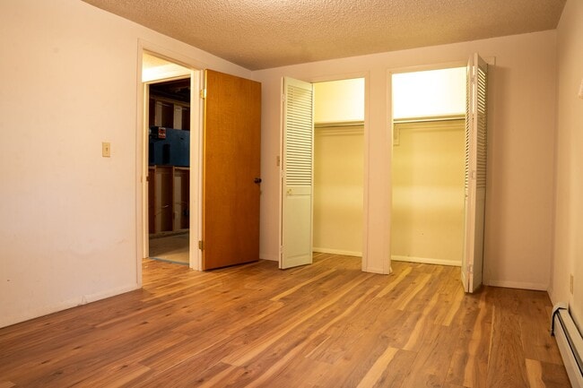 Building Photo - Spacious 6 bedroom home with 3 non conform...