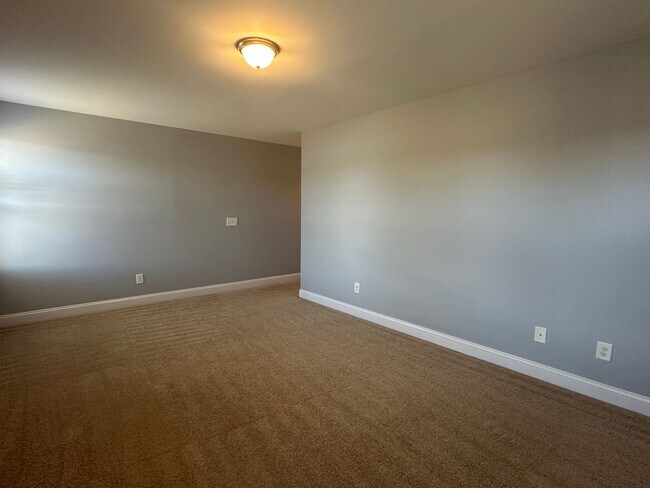 Building Photo - Awesome 4 Bedroom 2.5 Bath Home with Lots of space and a 2 Car Garage!