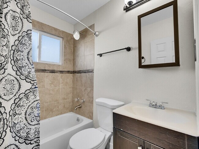 Building Photo - $2,245.95 - $300 OFF - First 2 Months'Rent - 3 Bedrooms, 1.5 Bathrooms, Single Family Home in Aur...