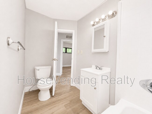 Building Photo - 2324 Grove St