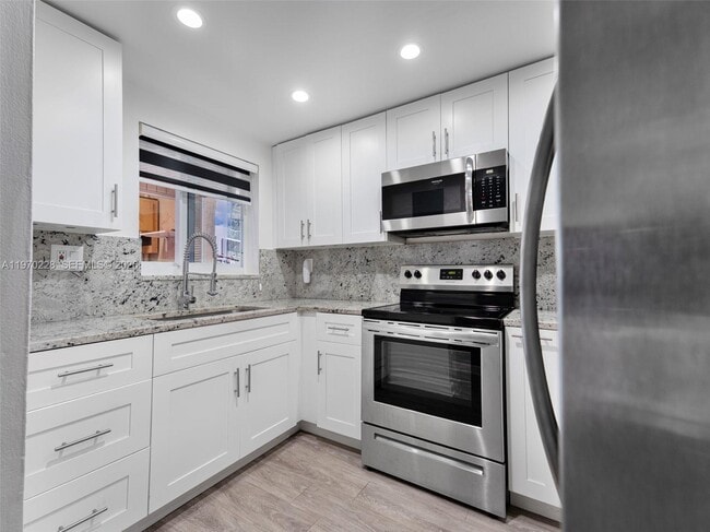 Building Photo - 1096 W 42nd Pl