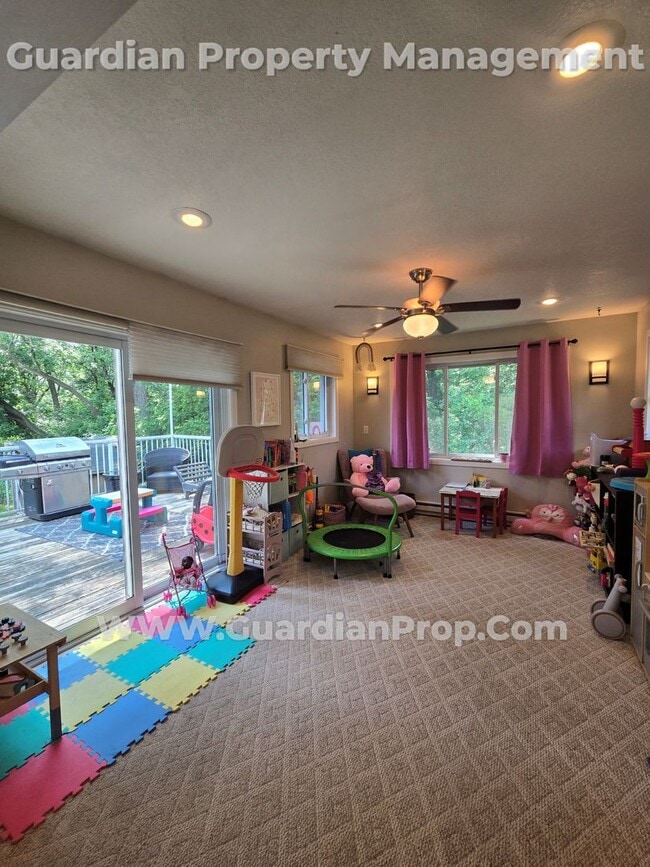 Building Photo - Split Level Home in Roseville Available 8/...