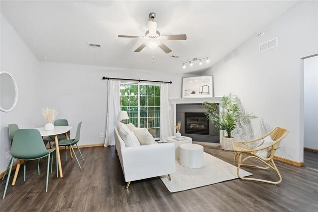 Building Photo - New Listing - 2 Bedroom, 2 Bath Condo in North Liberty